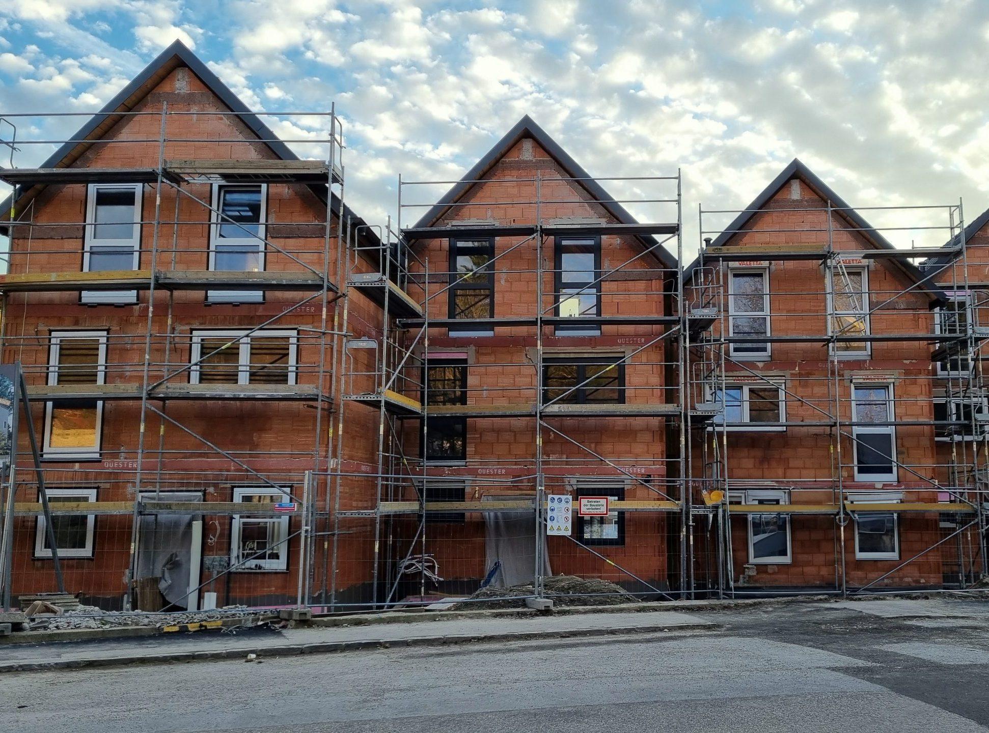 Montáž lešenia pri novostavbe