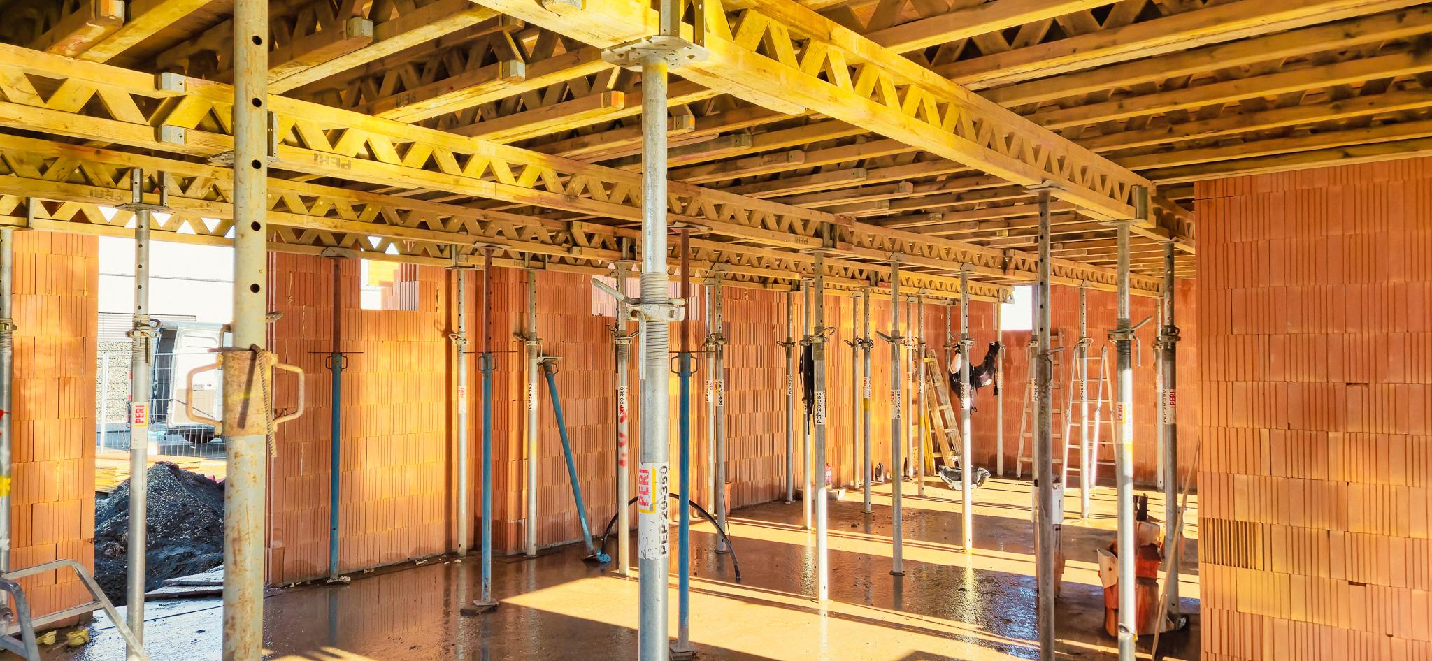 Nasadené debnenie na stavbe