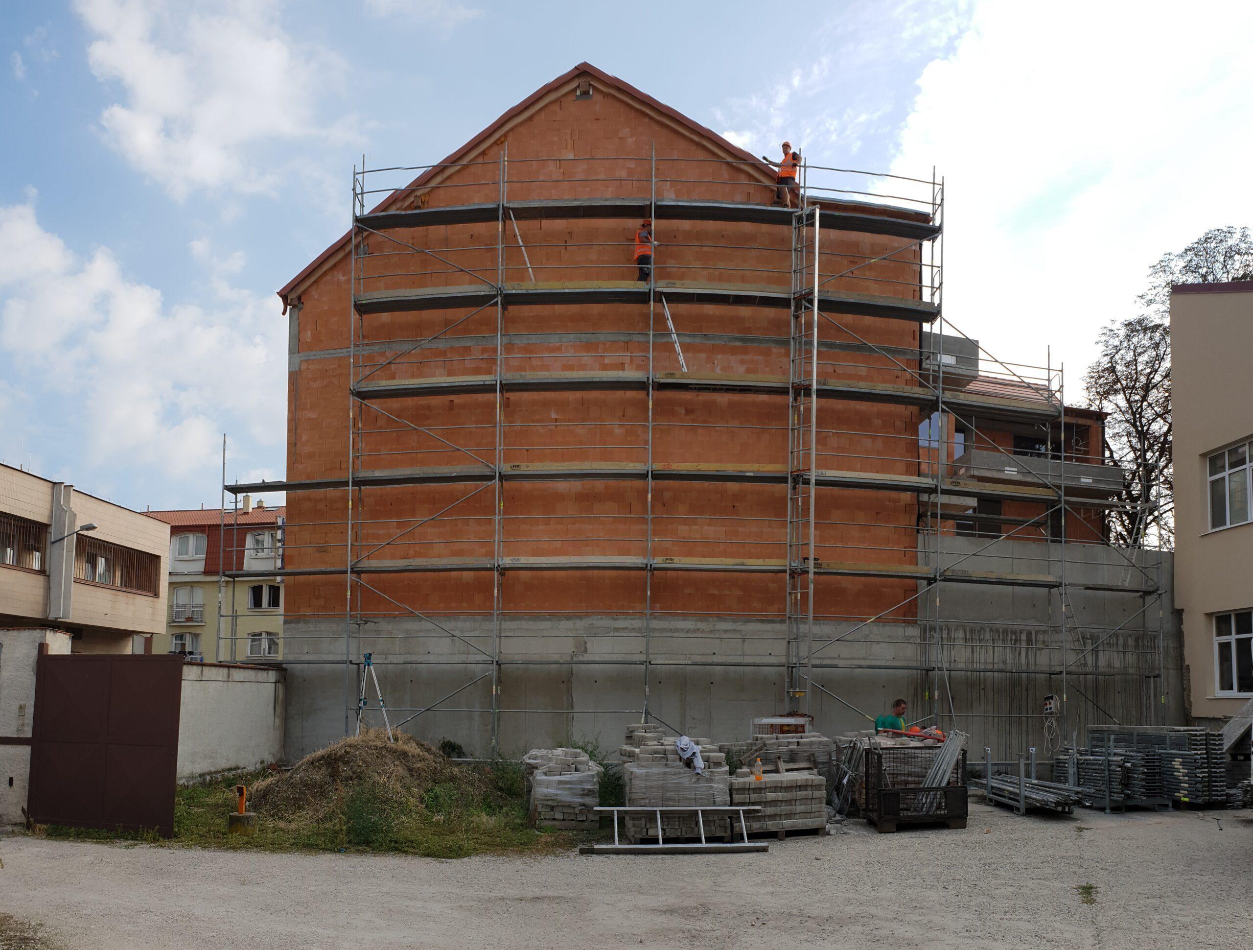 Dokončené lešenie pri realizácii projektu